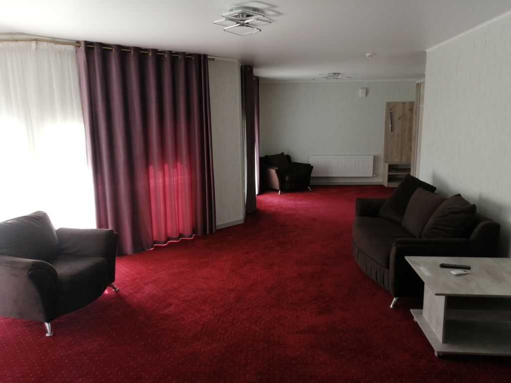 Семейный номер люкс 6 с двуспальной кроватью и дополнительными местами