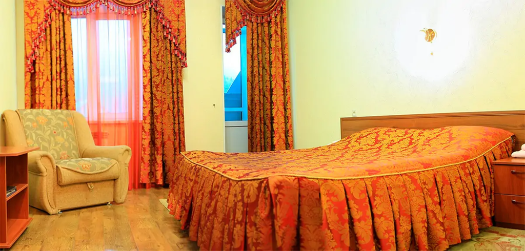 Двухместный номер с 1 кроватью Полулюкс с балконом, в основном корпусе