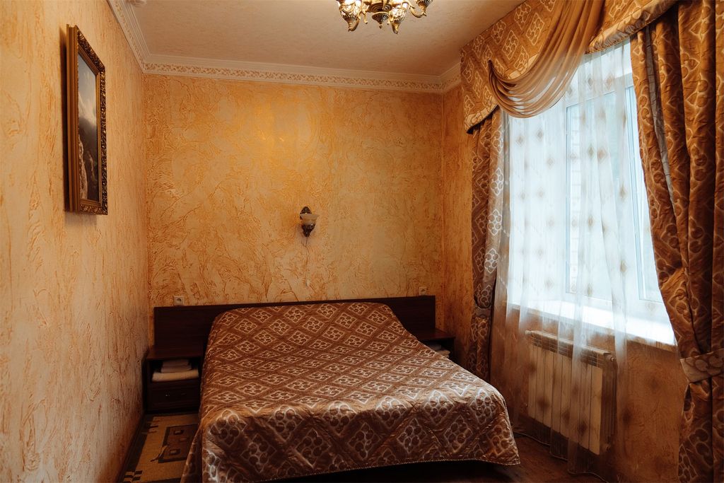 Четырёхместный номер Люкс двухкомнатный с балконом, основной корпус