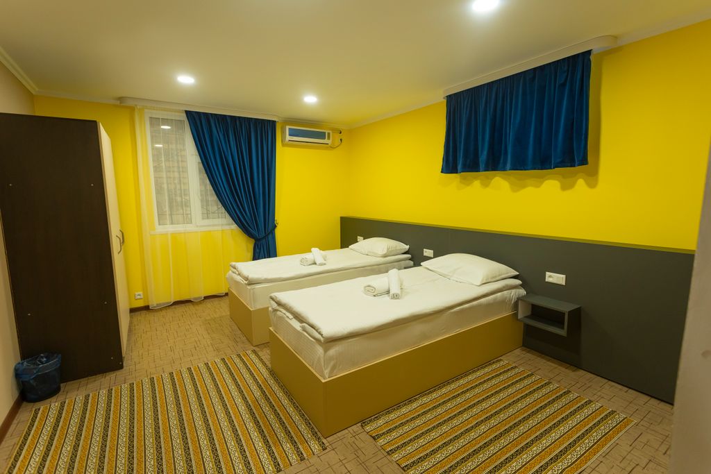 Двухместный номер с 2 отдельными кроватями эконом с общим санузлом на 3 комнаты