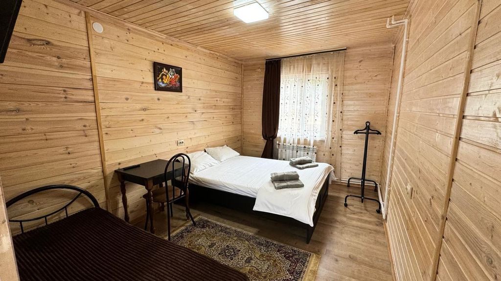 Трёхместный номер с двуспальной и односпальной кроватью