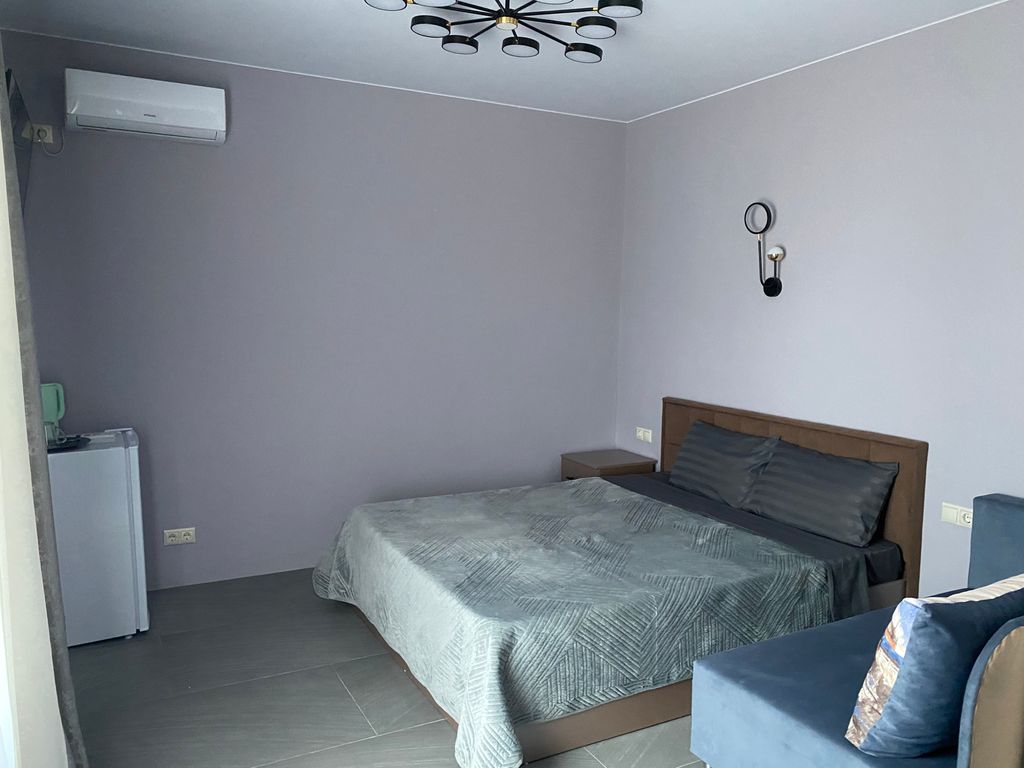 Трёхместный номер 3.2-3 этаж, комната с двухспальной кроватью и кушеткой