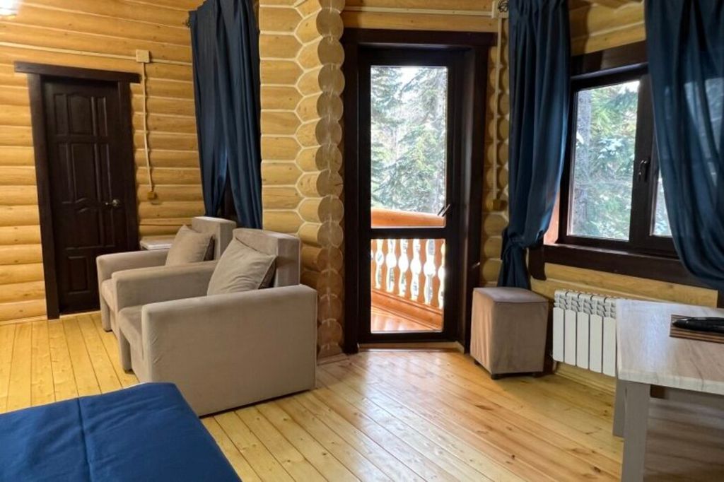 Трёхместный номер улучшенный с видом на горы