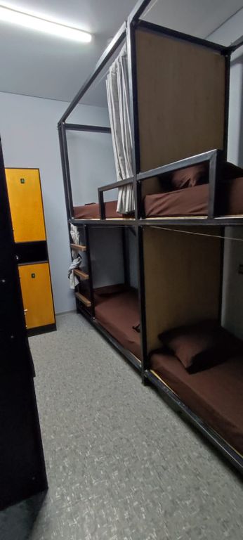 Многоместный мужской номер эконом (душ/туалет общий)