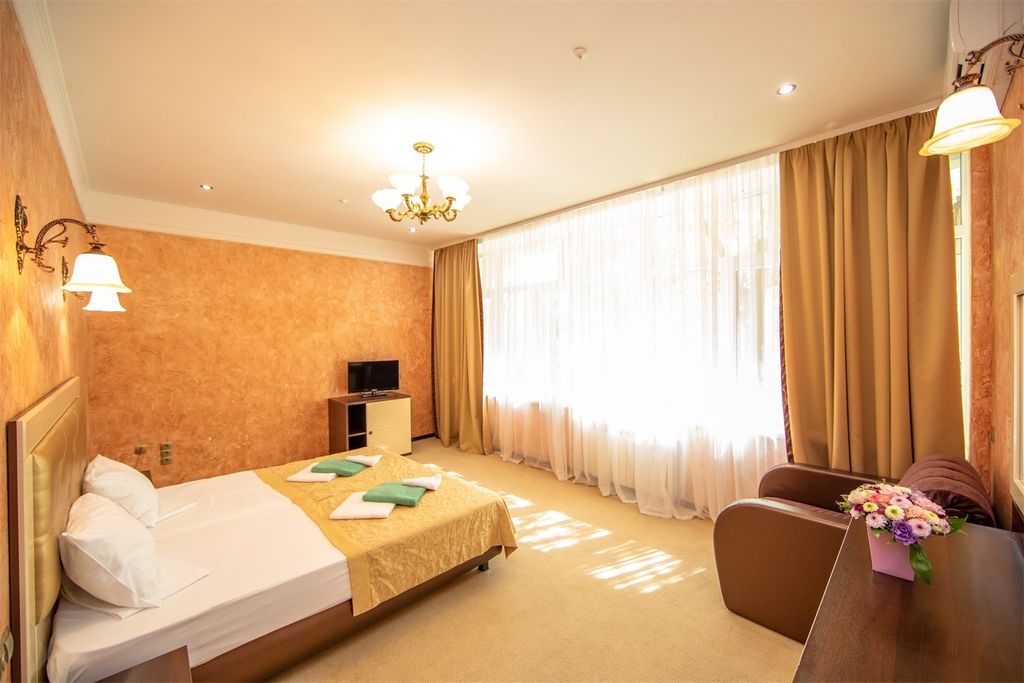 Трёхместный номер полу-люкс