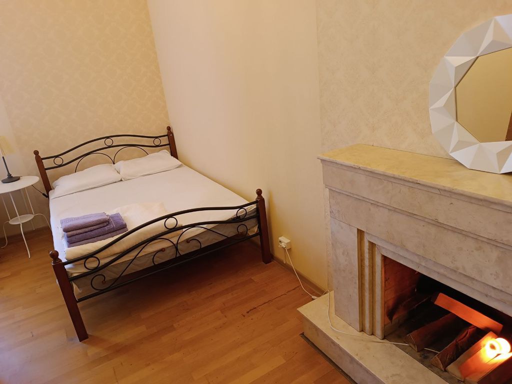 Комната камином и общими санузлами