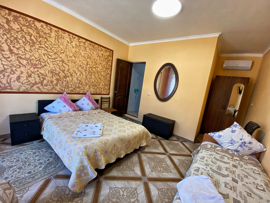 Четырёхместный номер стандарт с видом на горы