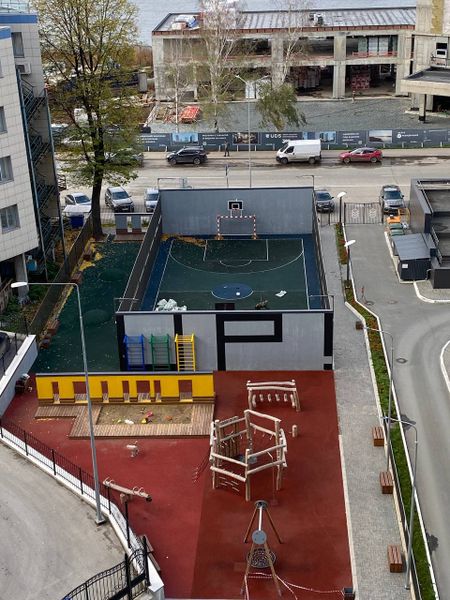 Детская площадка на огороженной территории без машин