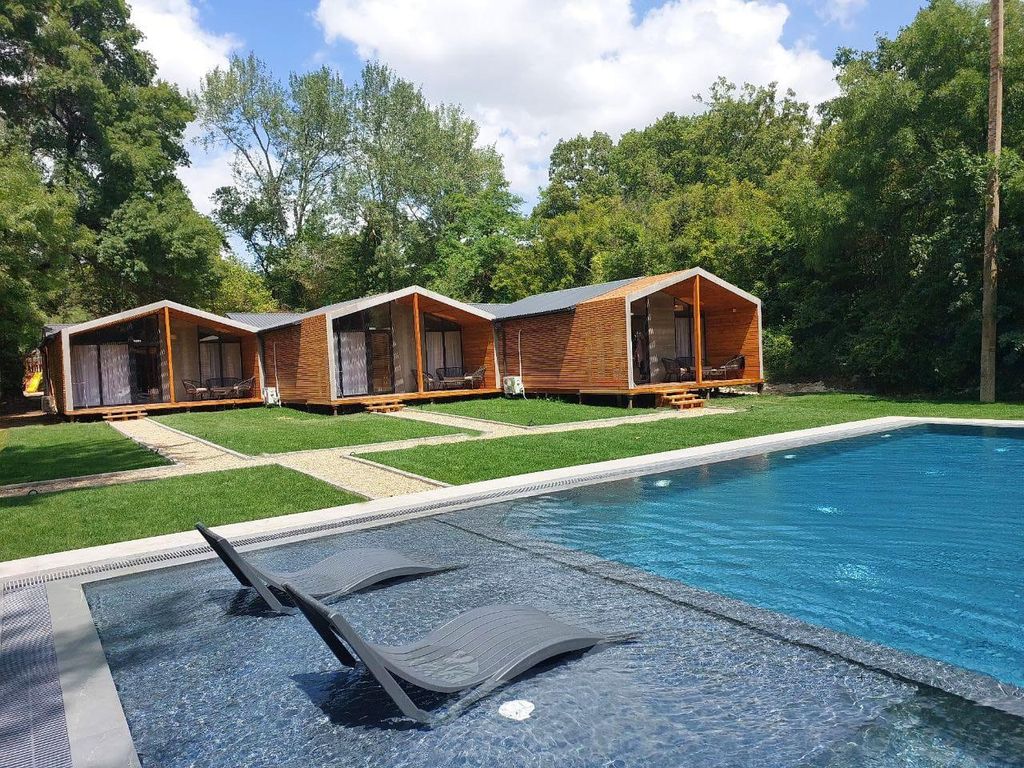 Дом коттедж с видом на бассейн