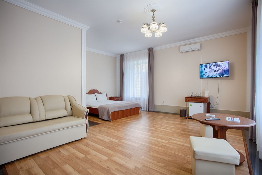 Семейный номер с 1 двуспальной кроватью и раскладным диваном