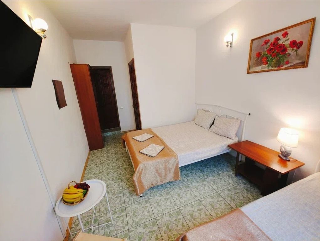 Четырёхместный номер стандарт на цокольном этаже