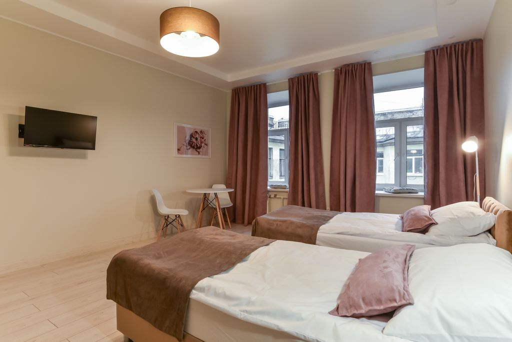 Четырёхместный номер Просторный с двумя кроватями и диваном с общей ванной комнатой