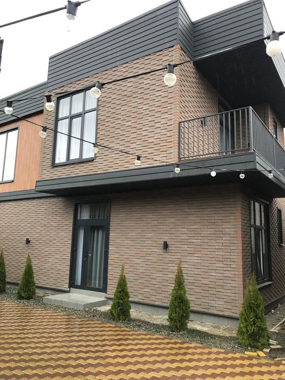 Дом двухэтажный коттедж с кухней с тремя спальнями