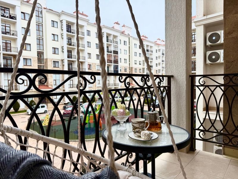 Тихий балкон с качелью и столом