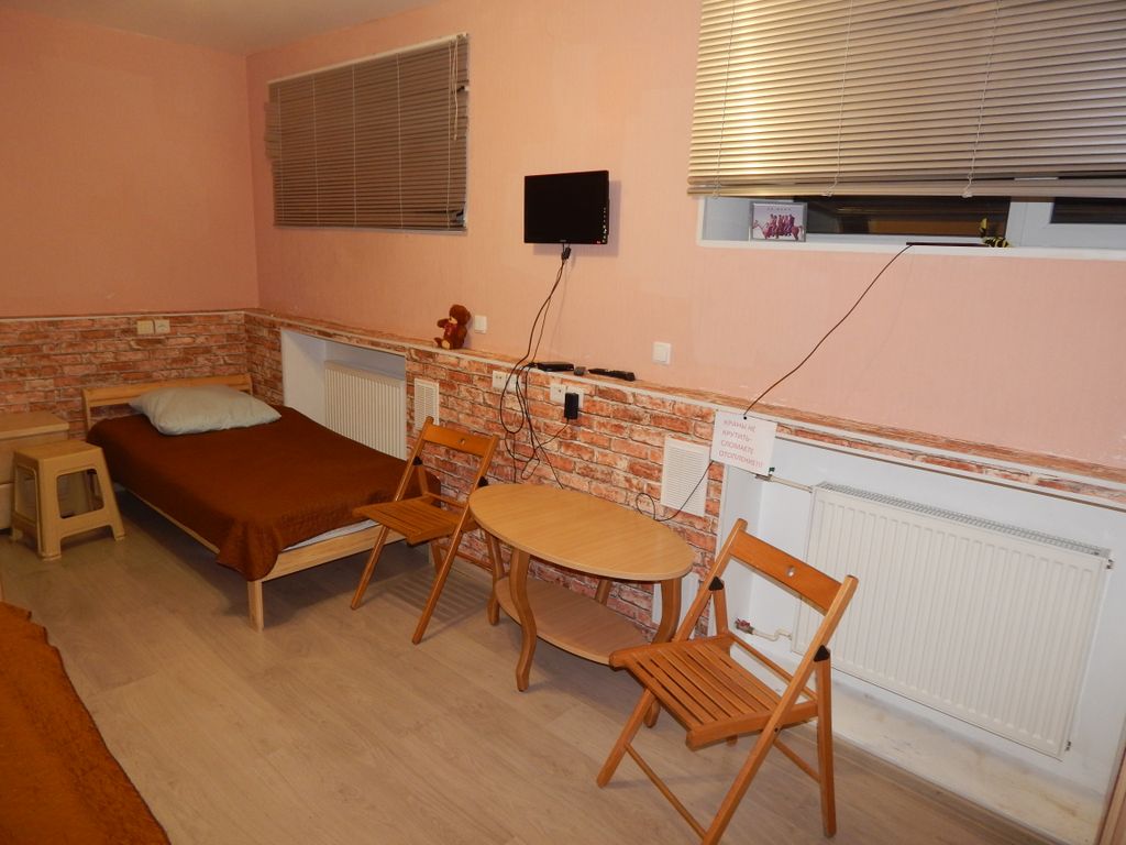 Четырёхместный номер с одной двухъярусной кроватью и двумя односпальными кроватями