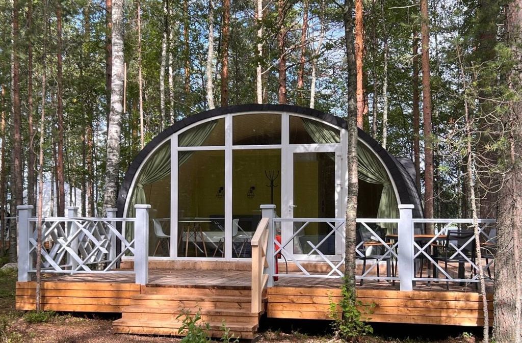 Дом полусфера с панорамным видом на лес