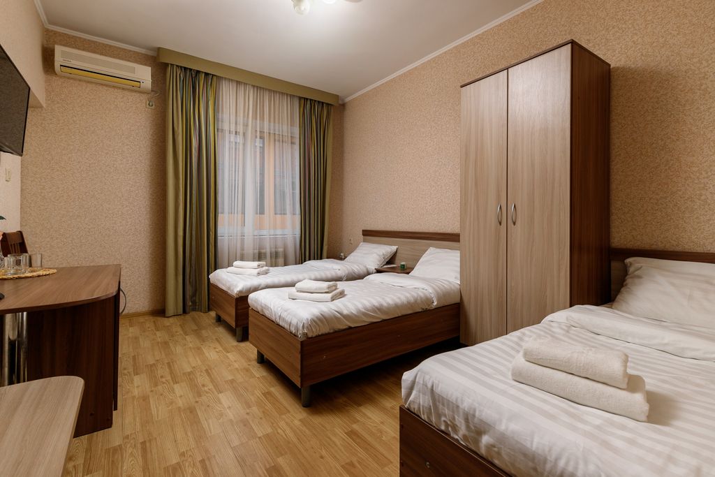 Трёхместный номер стандарт с тремя раздельными кроватями и балконом