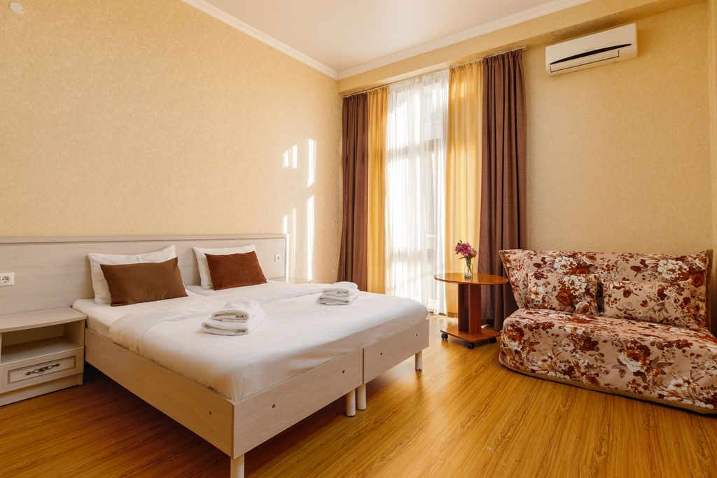 Трёхместный номер номер комфорт с балконом