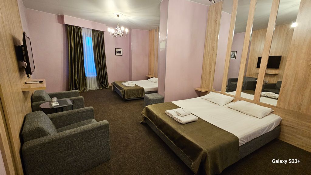 Семейный номер люкс с видом на город