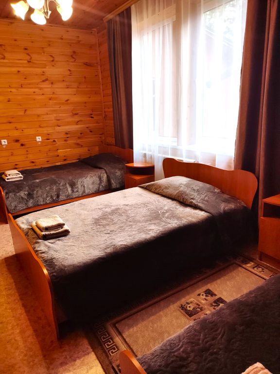 Трёхместный номер с полутороспальными кроватями, с удобствами рядом