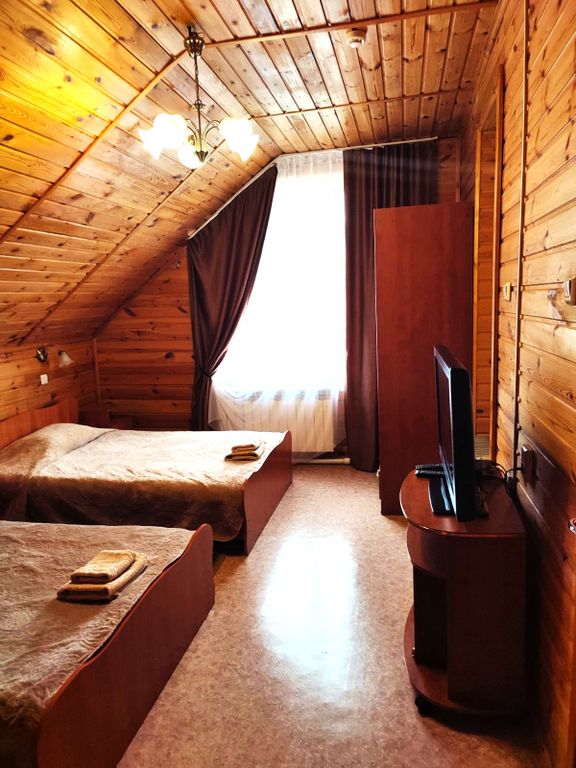 Трёхместный номер с полутороспальными кроватями с удобствами