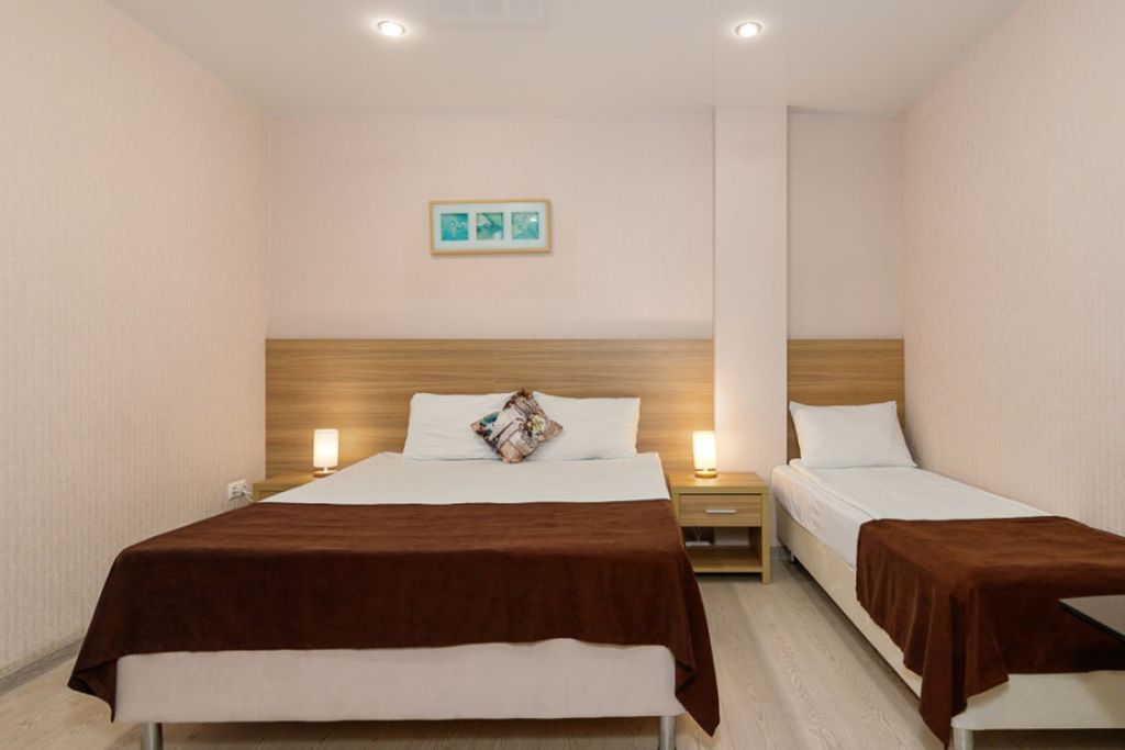 Четырёхместный номер с витражным застеклением и балконом