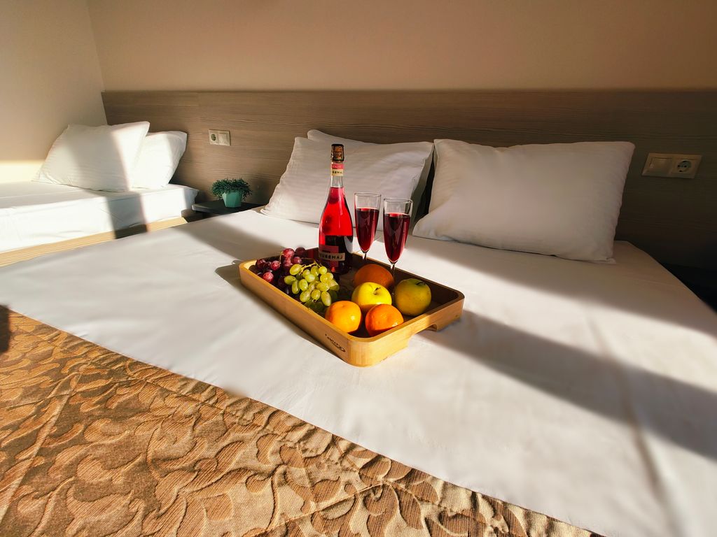 Трёхместный номер полулюкс с видом на море