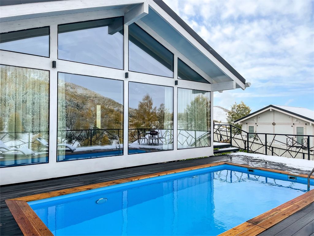 Дом Вилла с бассейном и видом на горы
