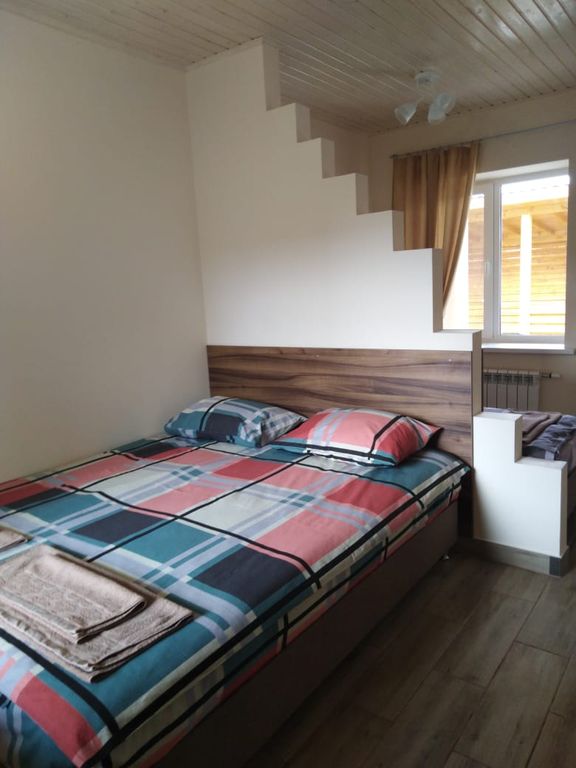 Трёхместный номер с одной двуспальной и одной односпальной кроватью