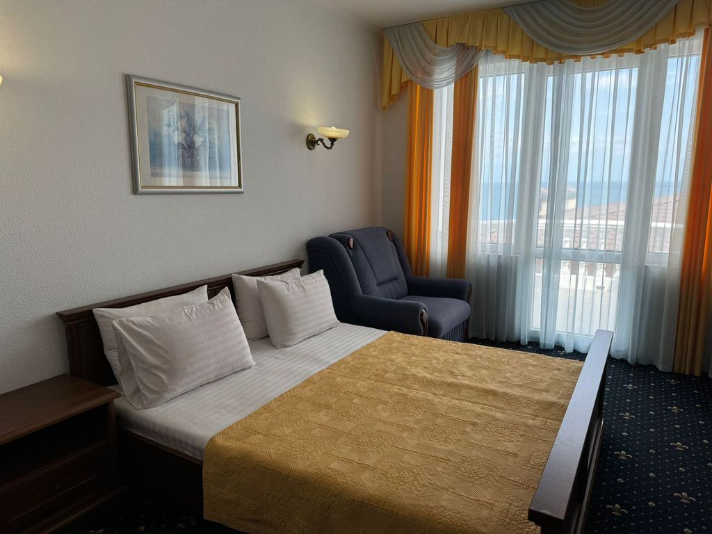 Трёхместный номер корпус 1: полулюкс южный