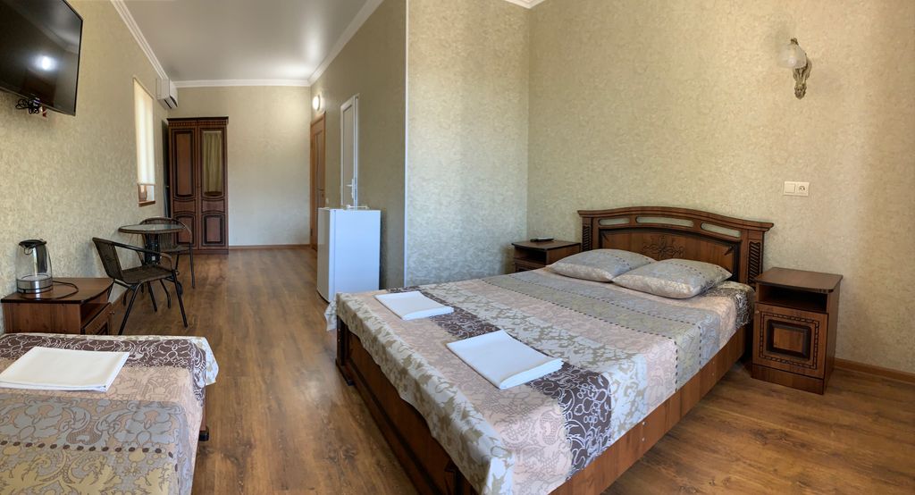 Трёхместный номер с балконом