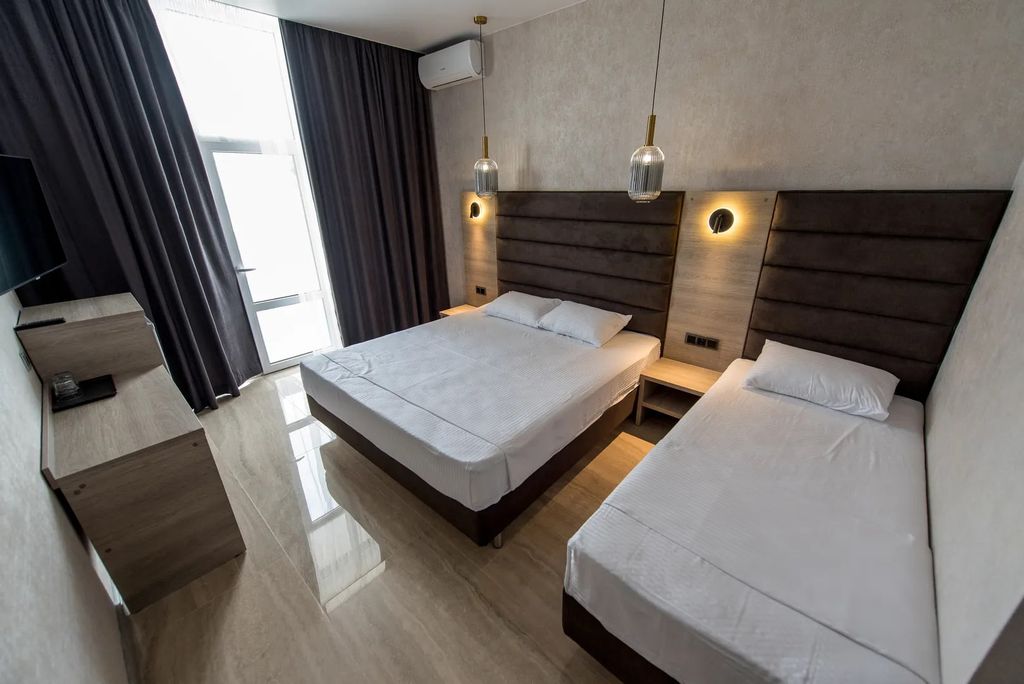 Трёхместный номер стандарт с видом на бассейн