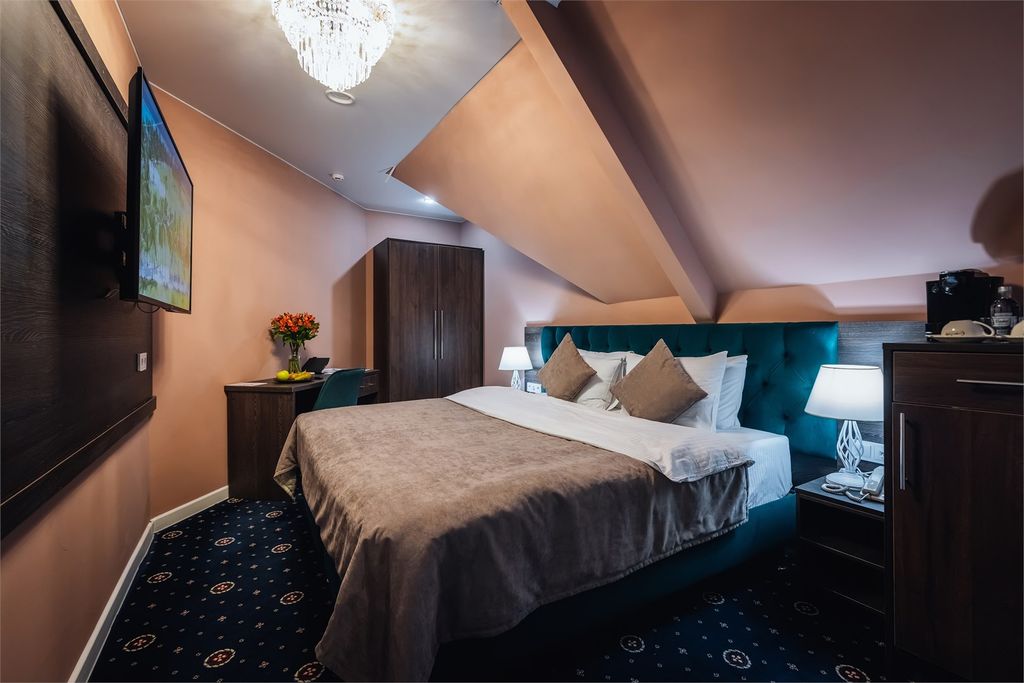 Двухместный номер с 1 кроватью или 2 раздельными на мансарде с окнами во двор