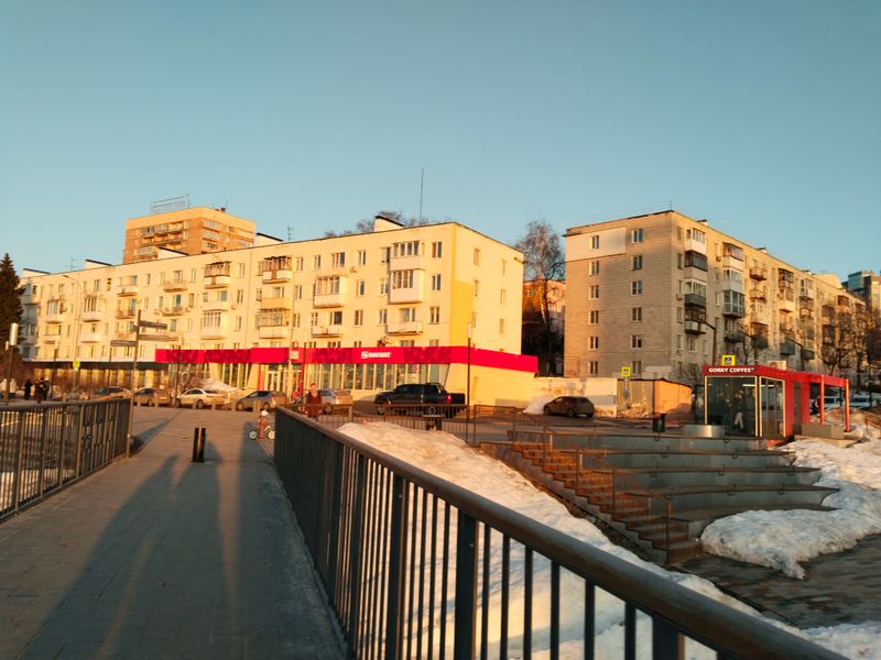 Вид на дом со стороны гостиницы Азимут 