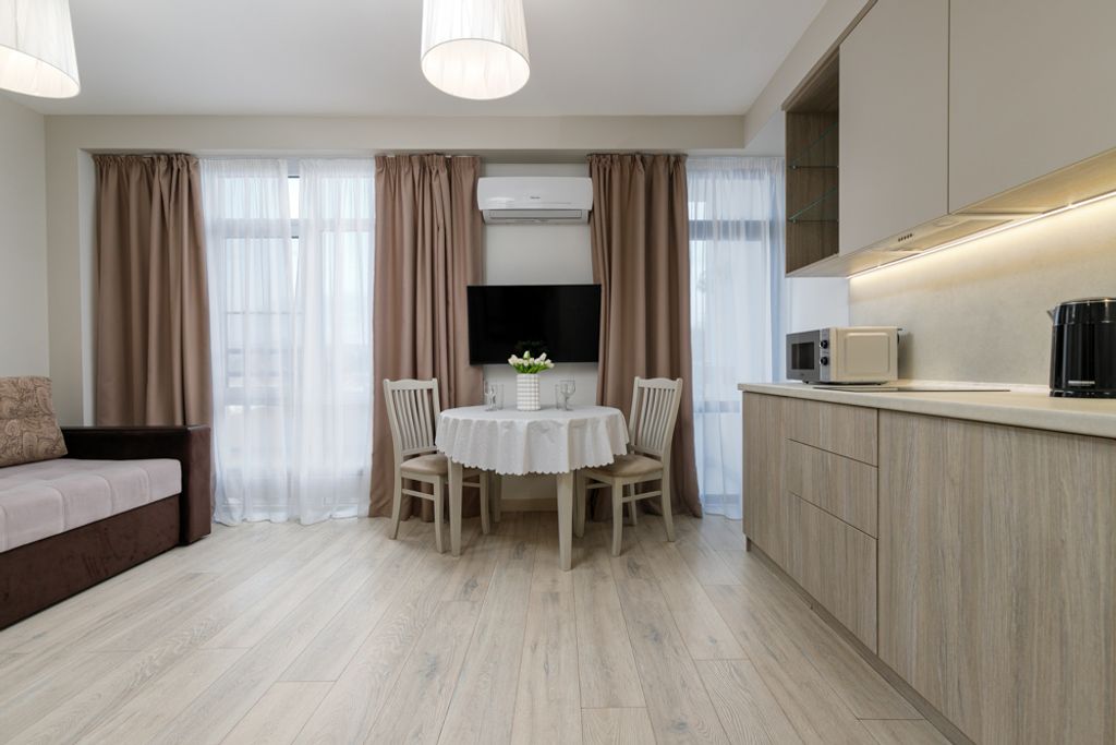 Апартаменты студия с балконом, панорамным застеклением с видом на горы