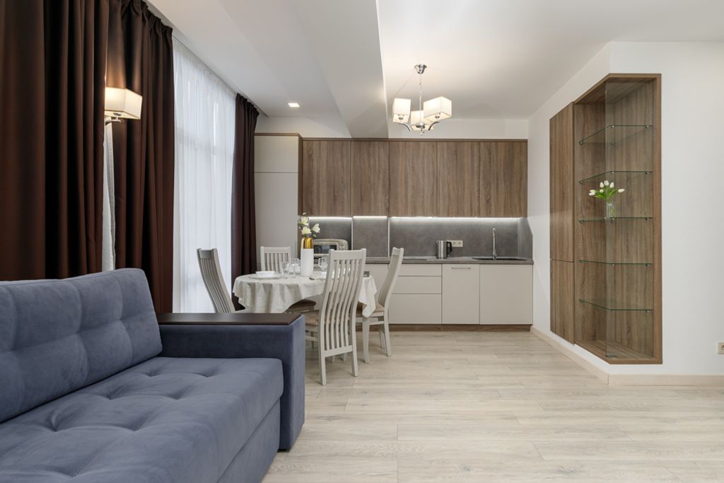 Апартаменты с отдельной спальней, панорамным застеклением и просторной гостиной с балконом