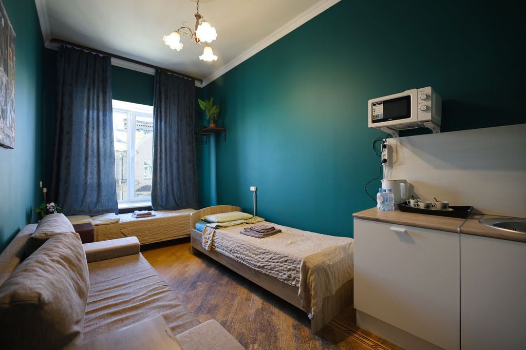 Трёхместный номер с раздельными кроватями и диваном