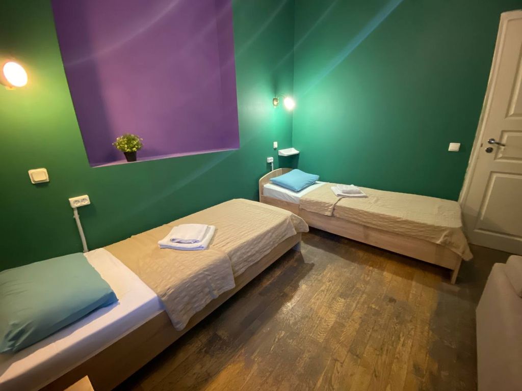 Трёхместный номер бюджетный с раздельными кроватями и диваном