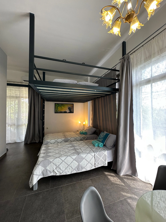 Четырёхместный номер с шикарным видом на восход над горами и на море