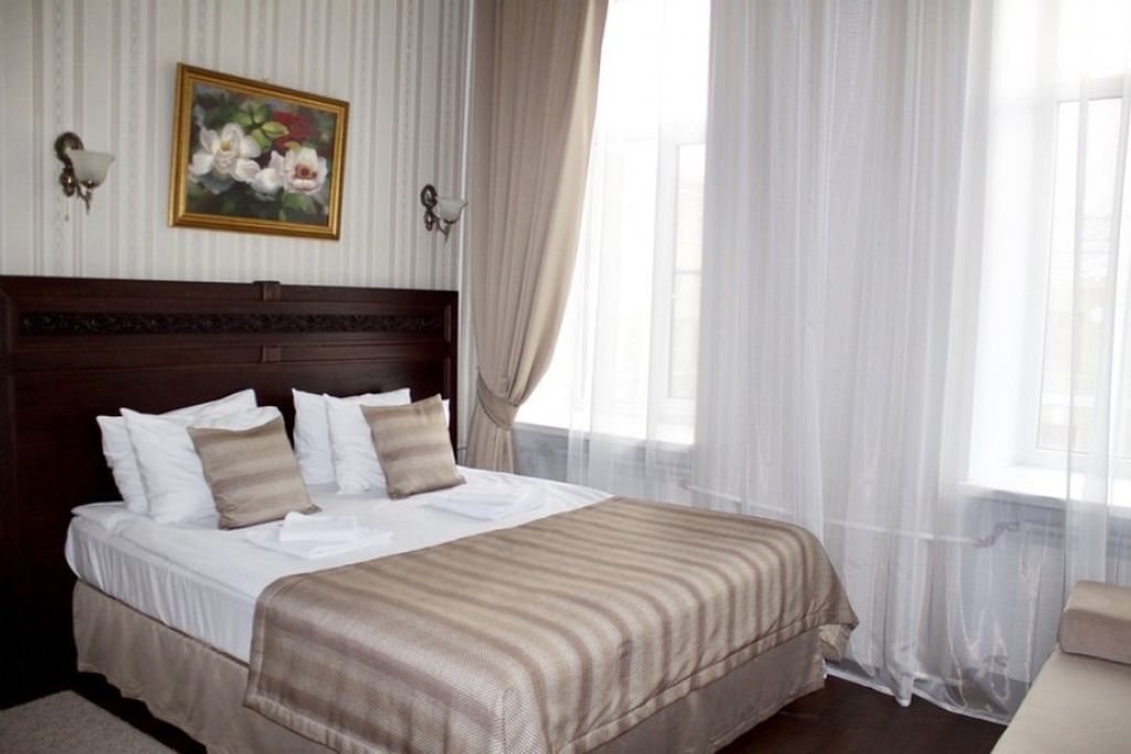 Семейный номер комфорт с одной большой кроватью и диваном