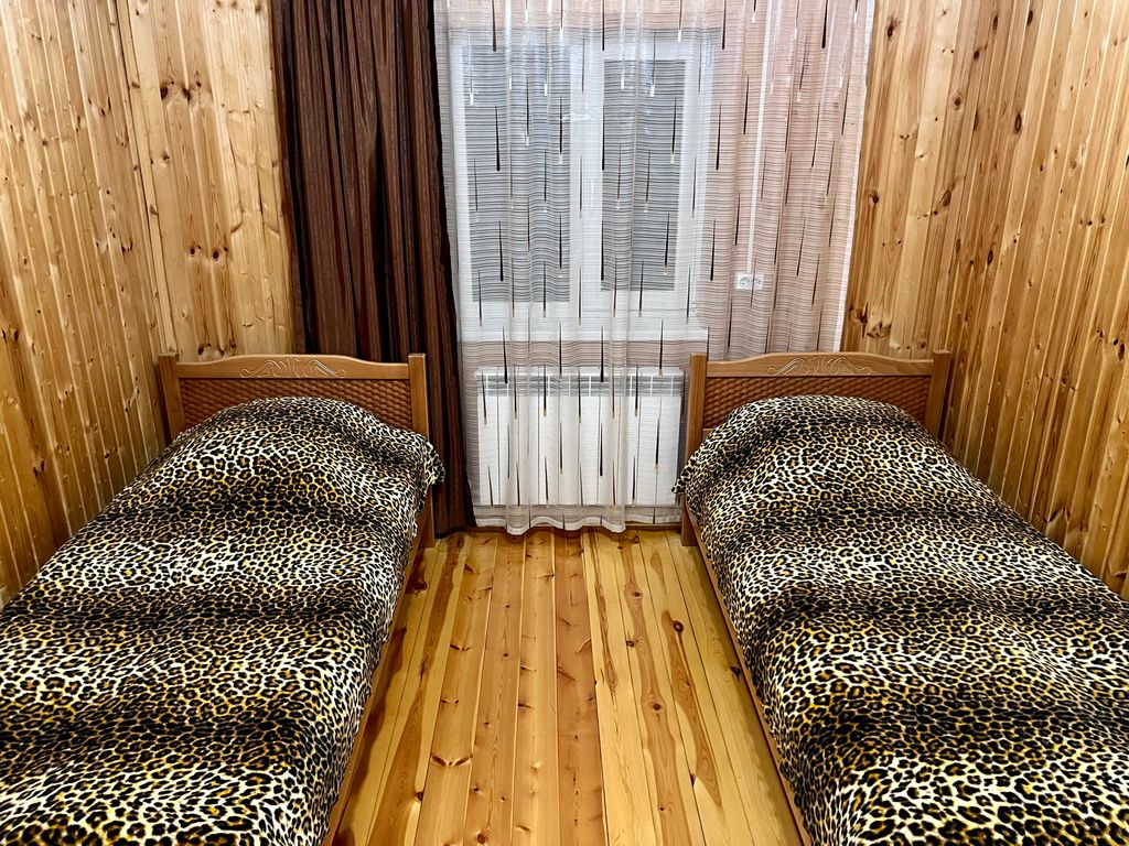 Двухместный номер с 2 отдельными кроватями с общей ванной комнатой