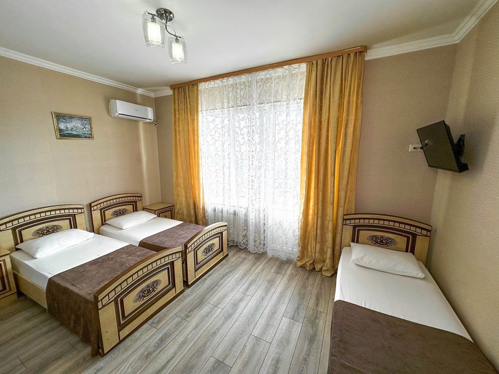 Трёхместный номер с балконом (с раздельными кроватями)