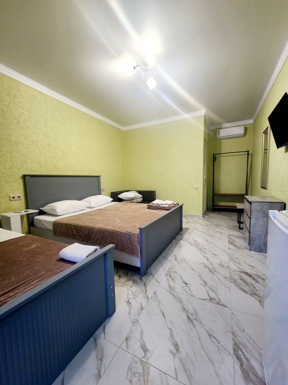 Четырёхместный номер с видом на бассейн 3