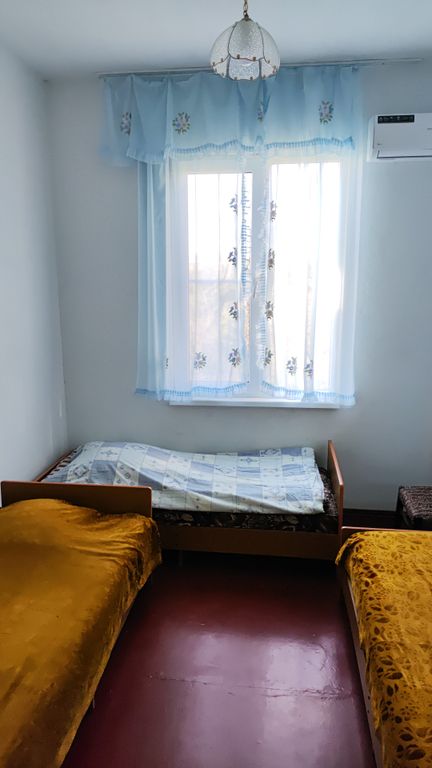 Трёхместный номер с кондиционером и с видом на сад