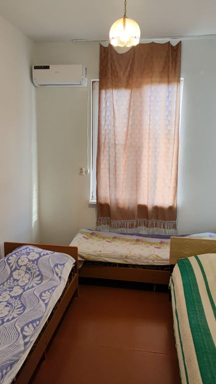 Трёхместный номер стандарт с кондиционером и с видом на сад