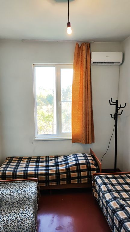 Трёхместный номер с кондиционером и с видом на дорогу