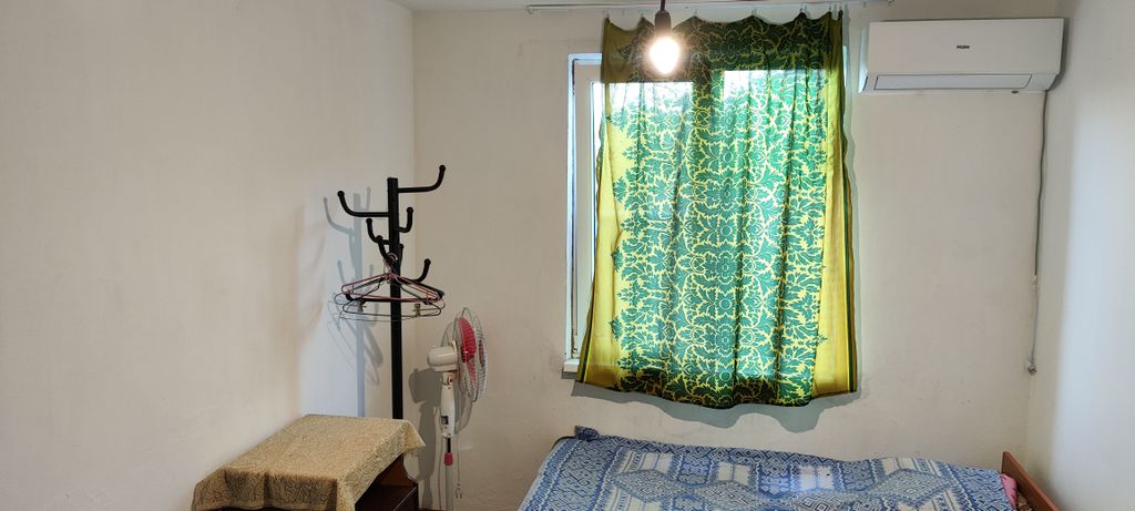 Трёхместный номер с кондиционером и с видом на сад