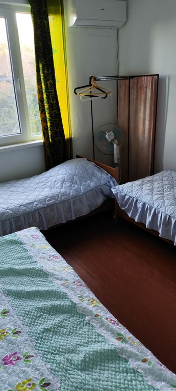 Трёхместный номер с кондиционером и с видом на сад