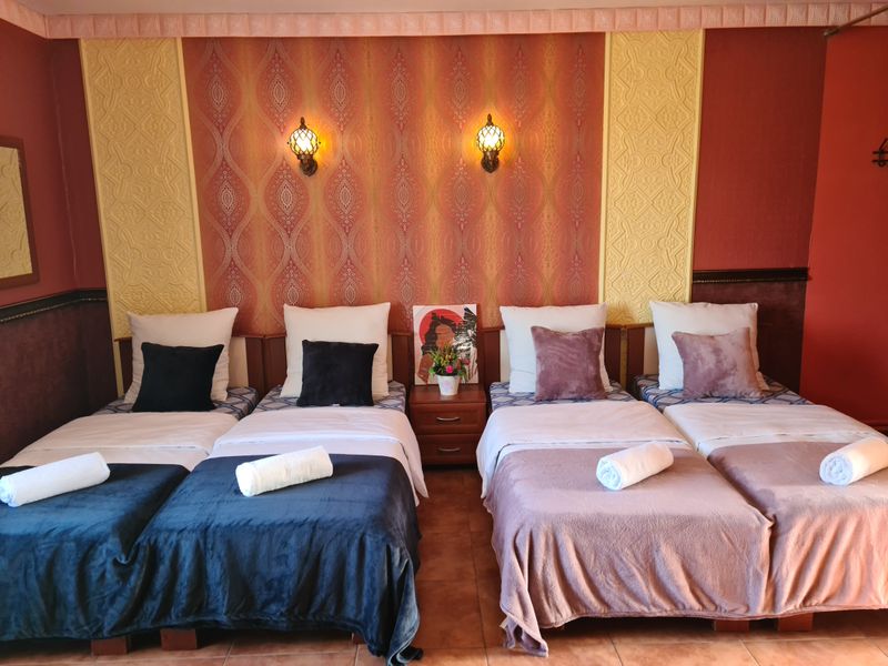 Четыре односпальные кровати 