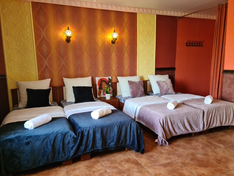 Четыре односпальные кровати 